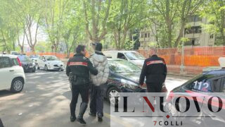 Roma, maxi blitz al Quarticciolo con strade chiuse e droni. Il ‘record’: denunciato la mattina, arrestato la sera (VIDEO)