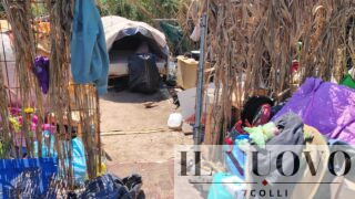 Roma, (un’altra) baraccopoli sul Tevere a Marconi: roghi e rifiuti davanti al nuovo parco Tiberis