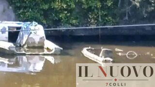 Ostia, il Canale dei Pescatori affonda nel degrado: acque sporche, barche abbandonate e relitti dimenticati (FOTO)