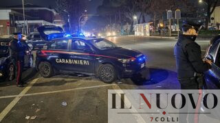 Roma, festeggia i 18 anni guidando un’auto senza patente: i carabinieri gli ‘regalano’ le manette, era ricercato
