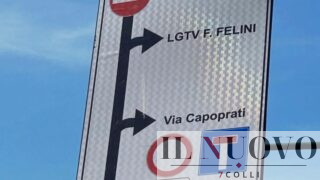 Roma nel cartello ‘cialtrone’ l’iconico regista si trasforma in gatto: Fellini diventa… Felini