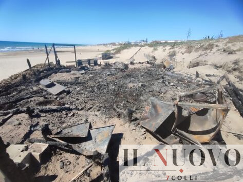 chiosco incendiato Tor San Lorenzo