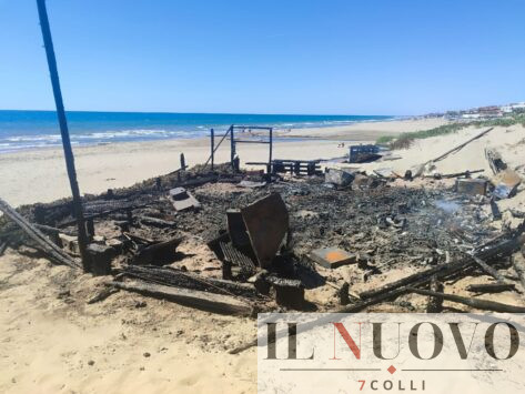 chiosco incendiato Tor San Lorenzo