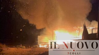 Tor San Lorenzo, distrutto il chiosco del Circolo Nautico La Torre. “È stato un incendio doloso” (FOTO)