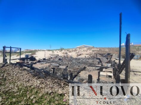 chiosco incendiato Tor San Lorenzo