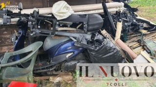 Ostia, scoperta discarica abusiva da 2.700 mq: rifiuti tossici e pericolosi tra le auto distrutte (FOTO E VIDEO)