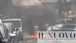 Pomezia, a fuoco l’auto del padre del sindaco Veronica Felici (VIDEO)