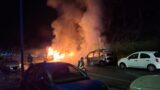 Roma, “esplode” un camper nella notte: a fuoco anche 4 auto (FOTO)