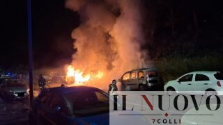 Roma, “esplode” un camper nella notte: a fuoco anche 4 auto (FOTO)