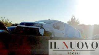 Terribile incidente sulla Pontina, 3 veicoli coinvolti: resta incastrato tra le lamiere, liberato dai vigili del fuoco. 7 chilometri di code