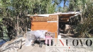 Roma, baraccopoli a ridosso del Tevere a due passi dal ponte dell’Industria: bombole, fili scoperti, rifiuti e incendi, “Qui si rischia” (FOTO)