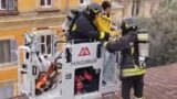 Roma, l’appartamento va completamente a fuoco:  salvate due persone, una era fuggita sul tetto