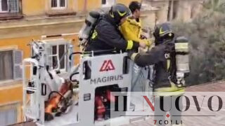 Roma, l’appartamento va completamente a fuoco:  salvate due persone, una era fuggita sul tetto