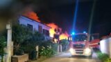 Roma, un altro violento incendio a Piana del Sole: a fuoco deposito nella notte (FOTO E VIDEO)