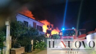 Roma, un altro violento incendio a Piana del Sole: a fuoco deposito nella notte (FOTO E VIDEO)