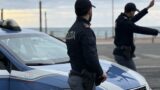 Ostia, speronano l’auto della polizia dopo l’inseguimento, ma restano incastrati nel traffico: arrestati