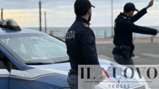 Ostia, speronano l’auto della polizia dopo l’inseguimento, ma restano incastrati nel traffico: arrestati
