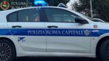 Roma, senza patente ruba un’auto e investe un’uomo durante la fuga: denunciato 17enne