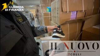 Roma, scarpe per bambini contraffatte nei negozi: sequestrate 7.000 paia, scoperto deposito (VIDEO)