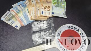 Roma, si scontra con una moto e un’auto in sosta: arrestato 30enne, nascondeva cocaina, crack e denaro