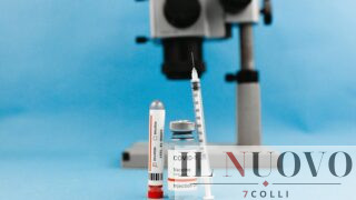 Latina, danni da vaccino Covid: riconosciuto il nesso causale per due donne. “Ora si apre la strada ai risarcimenti”