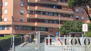 Roma, finto poliziotto tenta la rapina con un falso controllo in strada: arrestato 49enne di Pomezia, in casa aveva la droga