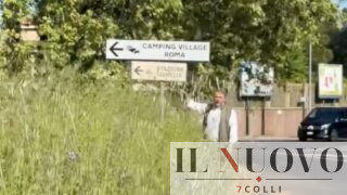 Via Aurelia, l’ingresso di Roma trasformato in una giungla: erba alta, rifiuti e degrado tra i turisti diretti a San Pietro (VIDEO)