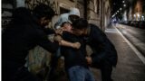 Roma, turista preso a morsi alla gola e all’orecchio per rapinargli la catenina: arrestati 3 egiziani