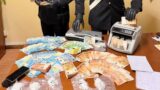 Roma, droga e 40mila euro nascosti in casa: scoperto “market” della cocaina a Casal del Marmo