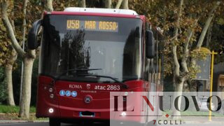 Ostia, “Sco** con me, poi fammi un bocc**”: molesta una 14enne sul bus e le offre soldi e cocaina