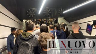 Roma, caos metro: chiusa stazione metro Re di Roma per black out, passeggeri accalcati a Termini (FOTO)