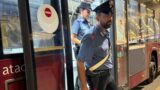 Roma, aggressione sul bus a una 23enne: “Smettila di fissarmi”, lui si alza e la picchia