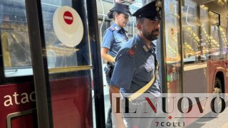 Roma, aggressione sul bus a una 23enne: “Smettila di fissarmi”, lui si alza e la picchia