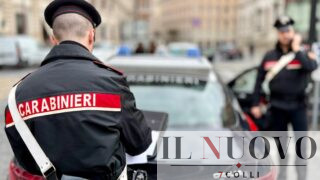 Roma, strappano la catenina a un’80enne sulla sedia a rotelle: in casa avevano un deposito di merce rubata