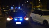 Roma, rubano le chiavi di casa dall’auto e corrono a svaligiare l’appartamento: i carabinieri li aspettano davanti al portone