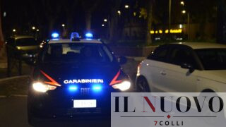 Roma, rubano le chiavi di casa dall’auto e corrono a svaligiare l’appartamento: i carabinieri li aspettano davanti al portone