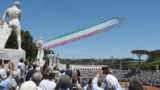 Roma, le Frecce Tricolori sorvolano il Foro Italico: omaggio speciale agli Internazionali di Tennis e a Sinner (FOTO)