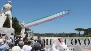 Roma, le Frecce Tricolori sorvolano il Foro Italico: omaggio speciale agli Internazionali di Tennis e a Sinner (FOTO)