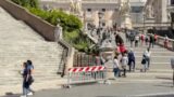“Altro che Natale di Roma, questo è il suo funerale”: il vialetto inaugurato da Gualtieri si sbriciola dopo 15 giorni: chiuso con il lucchetto (VIDEO)