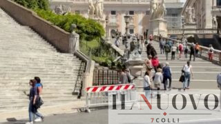 “Altro che Natale di Roma, questo è il suo funerale”: il vialetto inaugurato da Gualtieri si sbriciola dopo 15 giorni: chiuso con il lucchetto (VIDEO)
