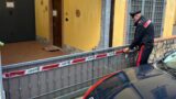 Litiga con la compagna e tenta di ucciderla: prima prova a strangolarla, poi l’accoltella