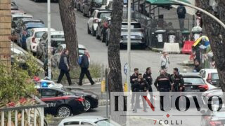 Roma, fugge all’alt dei Carabinieri e scatena il caos: inseguimento nel traffico e schianto con la gazzella, due feriti