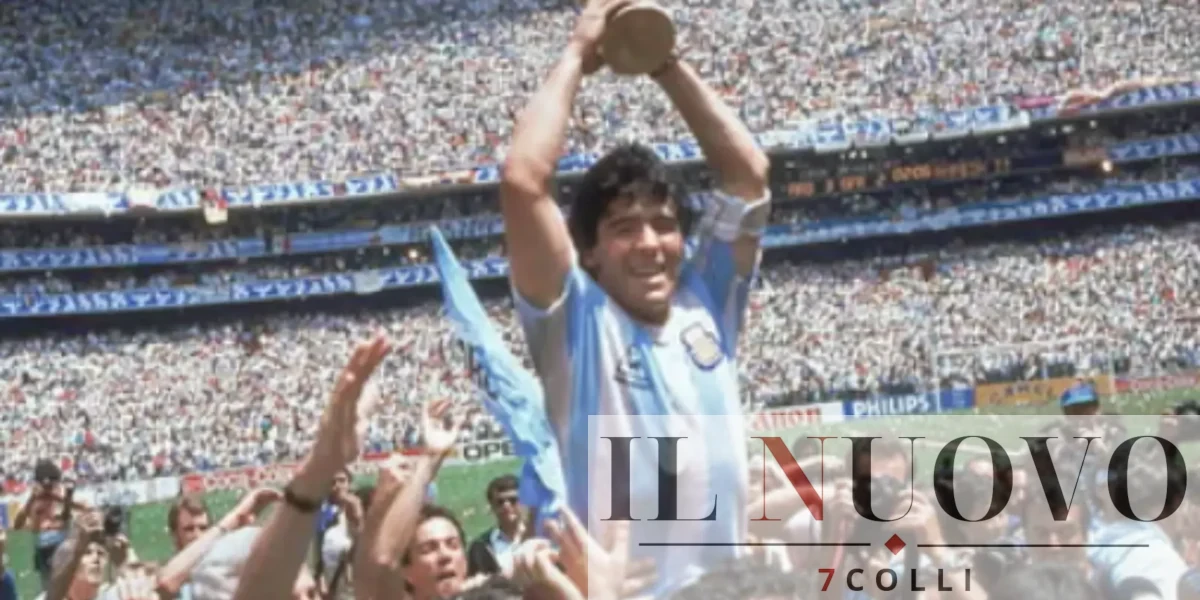 Maradona alza la Coppa del Mondo