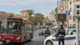 Roma, +150% di multe sui 16mila nuovi parcheggi blu: centro sempre più ‘trappola’ tra ZTL, Zona 30 e autovelox