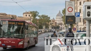 Roma, +150% di multe sui 16mila nuovi parcheggi blu: centro sempre più ‘trappola’ tra ZTL, Zona 30 e autovelox