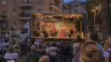 Roma, il “Barbiere di Siviglia” arriva sotto casa: OperaCamion porta Rossini gratis nelle piazze. Il programma