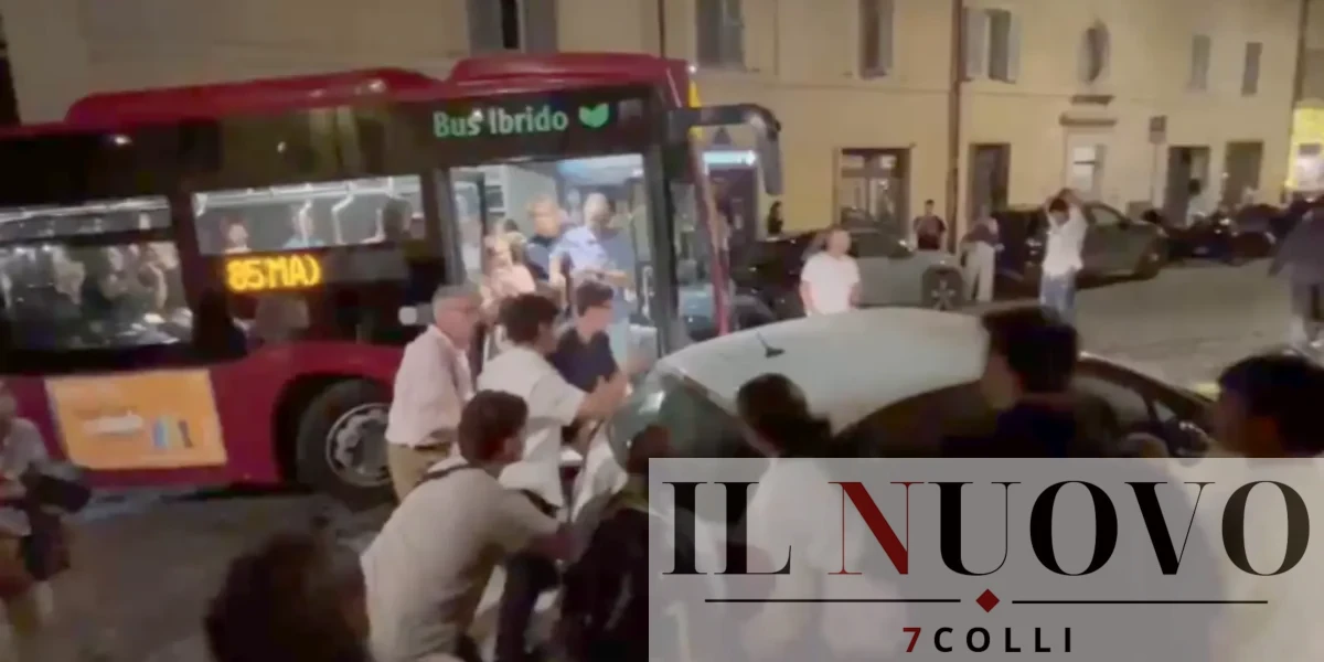 Roma, un momento di confusione attorno all'auto parcheggiata male - www.7colli.it