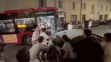 Roma, bus 85 resta di nuovo bloccato, auto spostata ‘a mano’, Carpano (FI): “Dopo suor Emilia, ora ci pensano i turisti”