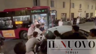 Roma, bus 85 resta di nuovo bloccato, auto spostata ‘a mano’, Carpano (FI): “Dopo suor Emilia, ora ci pensano i turisti”