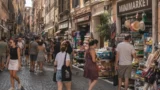 Roma, il Campidoglio promette lo stop ai minimarket, la Lega boccia la stretta: “Solo propaganda, il centro è un Far West”